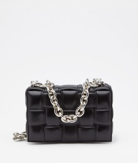 Bottega Veneta Borsa Chain Cassette nera con catena argentata 470x554 - Borsa Bottega Veneta Cassette 2022: Nuovi Colori e Prezzi