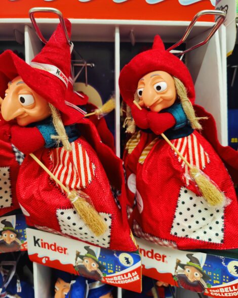 Befana da collezione Kinder rossa