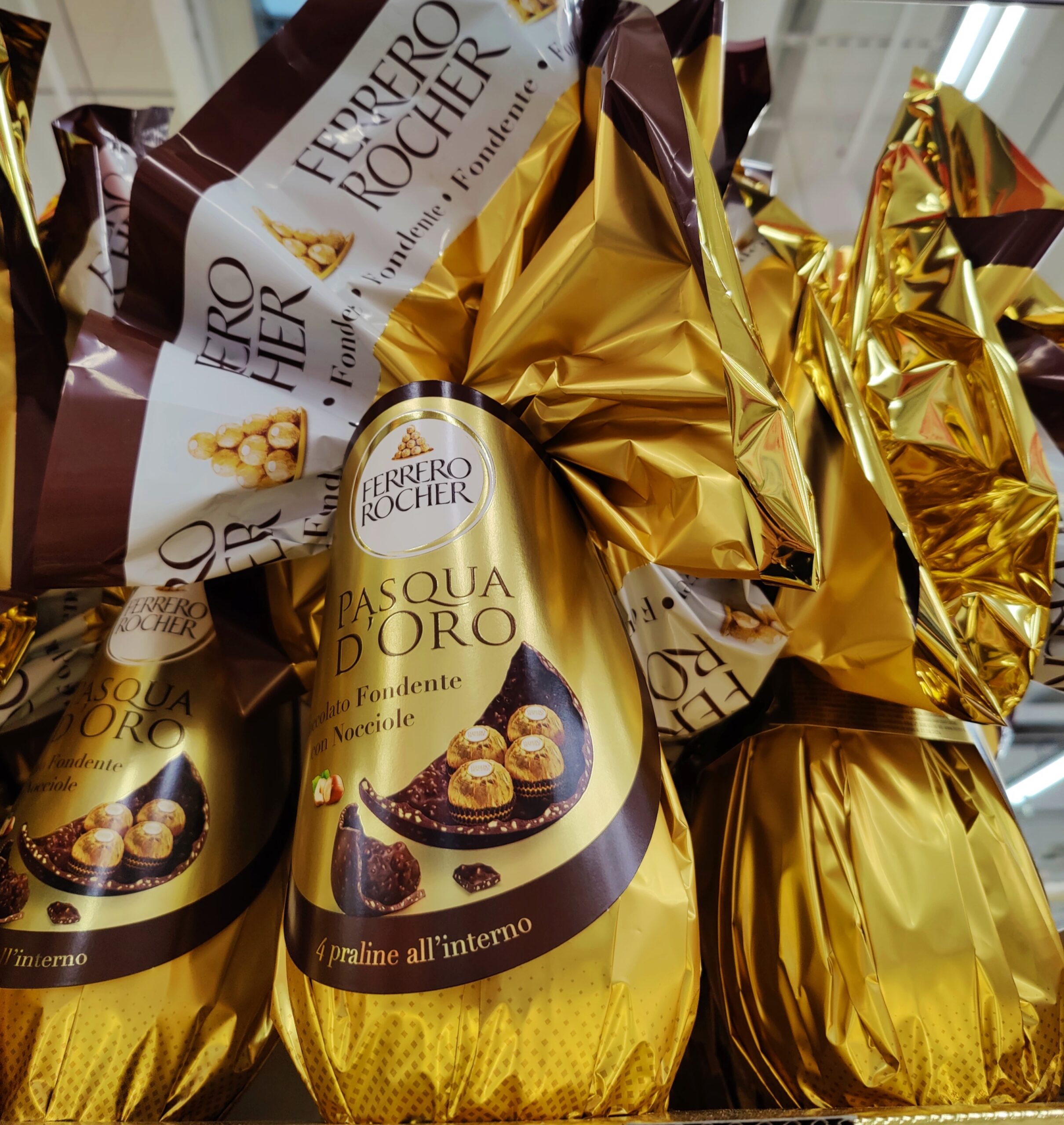 Uovo di Pasqua Ferrero Rocher 2024 al cioccolato fondente e nocciole